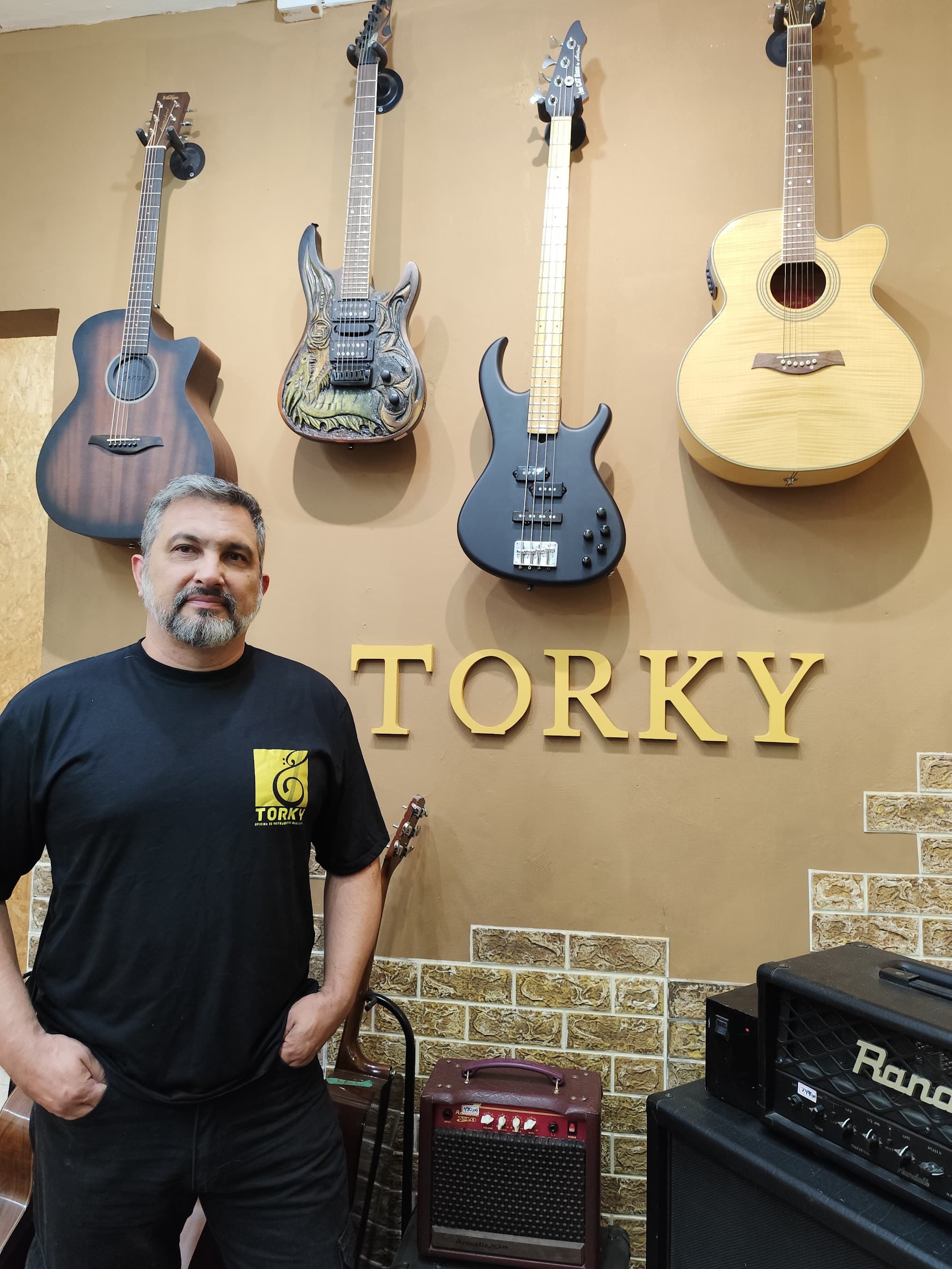 Paulo Torquato, fundador da Torky, na oficina de luthieria