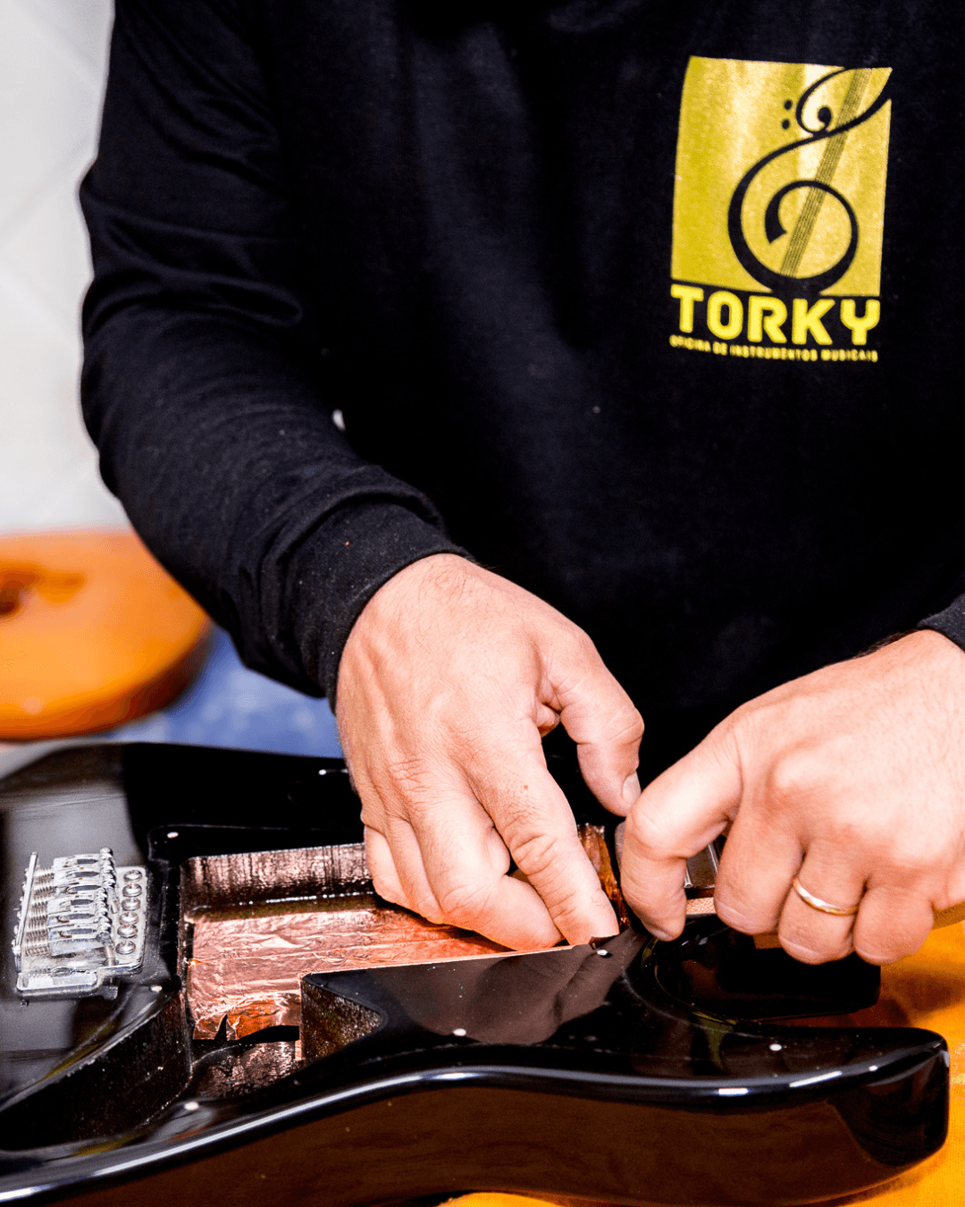 Trabalho de luthieria realizado na oficina Torky