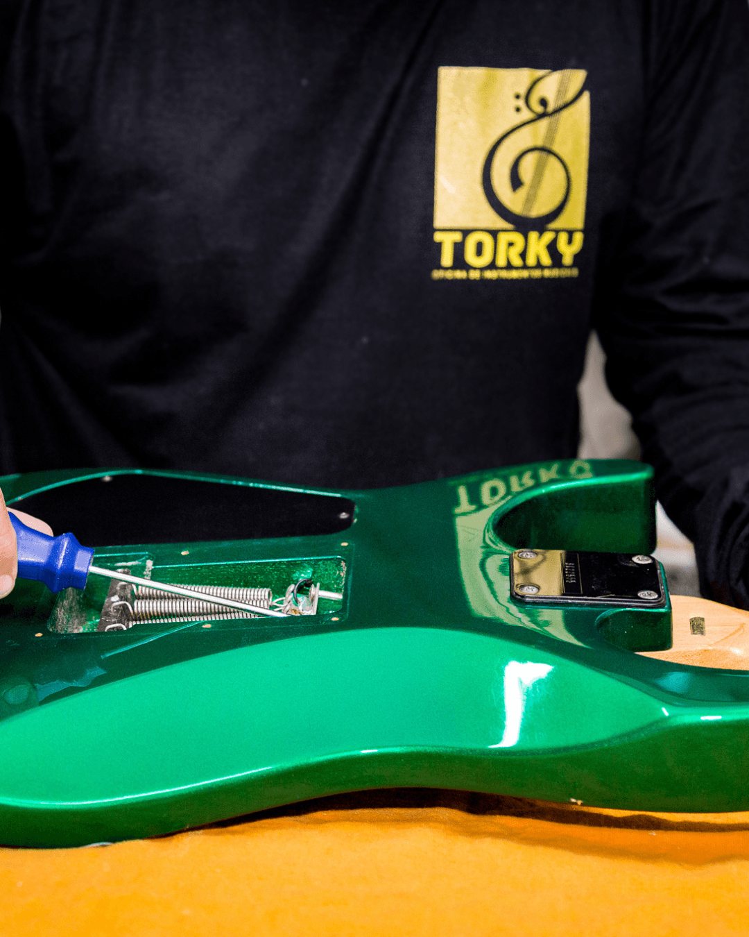 Trabalho de luthieria realizado na oficina Torky