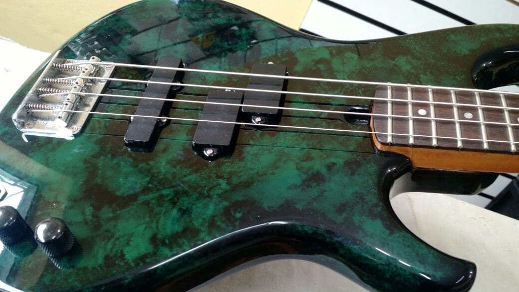 Instrumento pintado e customizado pela Torky