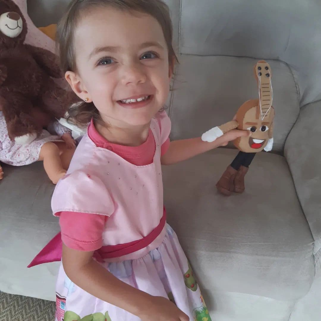 Criança com o mascote Torkynho